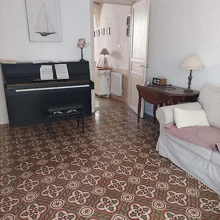 Le Patio Des Cigales לינה וארוחת בוקר *