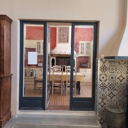 Le Patio Des Cigales לינה וארוחת בוקר