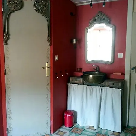 Le Patio Des Cigales Bed and Breakfast 3*